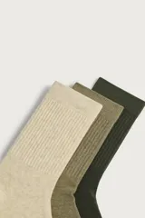 Pack de tres pares de medias de punto acanalado, en tonos beige, verde militar y verde oscuro.