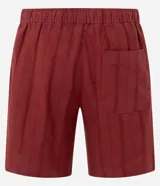 Bermuda recta de playa en color blanco roto, confeccionada en algodón texturizado con efecto de rayas verticales. Posee cintura elástica con cordón ajustable.