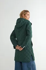 Campera acolchada negra con diseño de rombos, cierre frontal con cremallera y botones a presión, y capucha integrada.