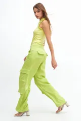 Pantalón cargo color coral de satén, de tiro medio con múltiples bolsillos y calce holgado.