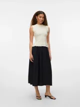 Top tejido color crema, sin mangas y con cuello redondo. Confeccionado en punto plano con mezcla de viscosa LENZING™ ECOVERO™ y nailon. Diseño de calce regular, textura suave y caída ligera.