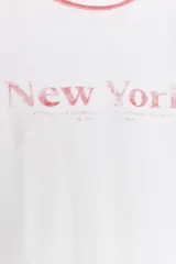 Camiseta de manga larga tipo ranglán con cuerpo blanco y mangas en color rosado. Presenta un estampado frontal con la inscripción 'New York' en tono rosado.