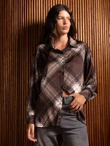 Camisa de seda con estampado de cuadros en tonos marrones, de corte oversize, con cuello clásico y cierre frontal de botones.