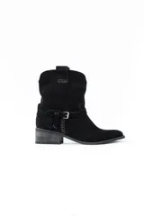 Botas cortas de estilo western confeccionadas en cuero negro, con taco cuadrado de madera y detalle de correa con hebilla metálica en el tobillo.