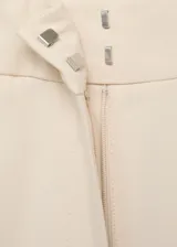 Pantalón de vestir de tiro medio con diseño recto y largo. Cuenta con trabillas en la cintura, dos bolsillos laterales y cierre oculto de botón, gancho y cremallera.