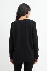 Remera negra de algodón con estampado frontal que dice "Not Today Please" en tres líneas, con letras blancas sobre rectángulos negros y bordes blancos.