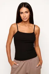 Musculosa de viscosa acanalada color negro, con escote recto y breteles finos regulables. Presenta un calce ajustado al cuerpo.