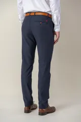 Pantalón slim fit de tencel, color beige, con bolsillos laterales y traseros, y presillas para cinturón.