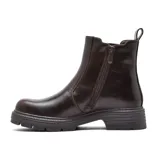 Bota tipo Chelsea de cuero negro, con paneles elásticos laterales, tirador trasero y suela de goma dentada con detalle de pespuntes en el borde.