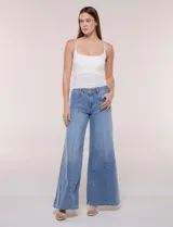 Pantalón jean de tiro alto con calce ajustado en la cadera y pierna de corte ancho tipo wide leg. Presenta costuras verticales en el frente y bolsillos aplicados.