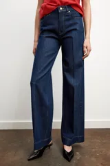 Jeans de tiro alto con diseño de cinco bolsillos, corte recto y raya planchada en el delantero y la espalda. Cierre frontal con cremallera y botón.