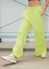 Pantalón semi oxford color verde lima, confeccionado en poplín 100% algodón, con cintura elastizada ancha, bolsillos delanteros, tiro medio y tajo en los laterales externos.