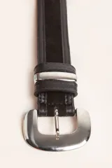 Cinto de diseño artesanal combinado en cuero liso y gamuza, con hebilla metálica plateada de estilo western.