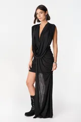 Vestido corto de diseño asimétrico en color verde oliva, con escote profundo en V, drapeado frontal y una caída lateral larga que llega hasta el suelo. Sin mangas y con ajuste entallado en la falda.