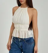 Top blanco de escote halter fruncido, con cintura elástica y peplum.