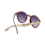 Lentes de sol redondos con montura de madera clara con vetas marrones y lentes degradadas grises.