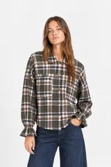 Camisa a cuadros verde oliva con cierre frontal de botones, mangas largas abullonadas y puños elásticos con volados.