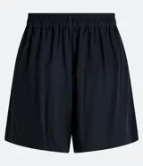 Short blanco de viscosa texturizada, modelo holgado con cintura de sastrería en el frente y elástico en la parte trasera. Presenta bolsillos laterales y cierre con botón y cremallera.