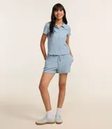 Bermuda de mujer confeccionada en tejido chambray texturizado de color celeste. Presenta un corte recto, cintura elástica con lazo de ajuste y bolsillos laterales.