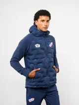 Campera Umbro del Club Nacional de Football, modelo Alpine. Diseño en color azul marino con frente acolchado termosellado, mangas y espalda de tejido polar, capucha integrada y cierre frontal completo. Incluye logo de Umbro y escudo del club en el pecho.