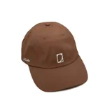 Gorra tipo dad hat color marrón, confeccionada en tela deportiva liviana con propiedades de secado rápido y repelencia al agua. Presenta un diseño de corona baja sin estructura, visera curva y bordado frontal con el logo de la marca, además de un detalle bordado lateral.
