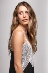 Camisón de algodón color beige con escote en V y ruedo decorados con puntilla gris. Presenta breteles finos y corte recto.