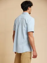 Camisa blanca a rayas verticales grises, de manga corta y corte regular fit.