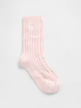 Medias de algodón acanaladas en color rosado, con el logo de la marca bordado en la parte superior.