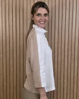 Camisa de algodón color blanco, con cuello alto con volados, mangas tres cuartos con detalles de bordado ingles y cierre frontal con botones de nácar.