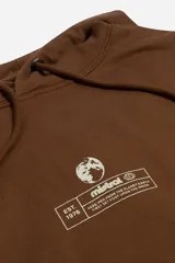 Buzo con capucha y bolsillo canguro, color marrón, con estampa frontal minimalista que incluye el logo de la marca Mistral y un diseño gráfico inspirado en la luna.