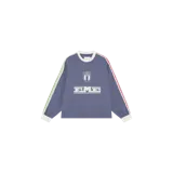 Remera de manga larga color azul marino de corte oversize, con cuello redondo y puños blancos. Presenta estampado frontal con tipografía y escudo, además de bandas laterales en las mangas.