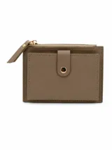 Monedero de cuero sintético color marrón, con cierre superior y solapa frontal con broche a presión.
