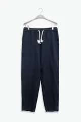 Pantalón azul marino confeccionado en lino 100% premium de alto gramaje. De corte recto y fit relajado, con cintura elástica y cordón de algodón.