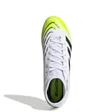 Championes de fútbol Adidas Predator Club Sock, con diseño de corte medio tipo calcetín. Presentan una base blanca con detalles en negro y degradado en amarillo neón en la puntera y la suela. Incluyen el logo de Predator y las tres tiras características de la marca en los laterales.