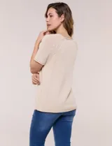 Buzo tejido de punto jersey de algodón color beige, de diseño relajado, escote redondo amplio y mangas cortas raglán.