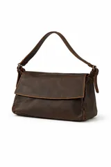 Cartera tipo baguette de cuero, color marrón oscuro, con solapa frontal y correa de hombro ajustable.