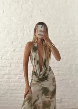 Vestido largo de microtul con estampado tie-dye en tonos beige y verde, escote halter pronunciado y espalda descubierta.