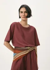 Blusa de manga corta color bordó, con cuello redondo y corte holgado.