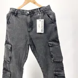 Pantalón jean cargo gris oscuro con bolsillos laterales y corte recto. Marca Duxon.