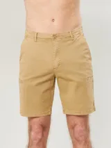Bermuda color beige con bolsillos laterales y traseros.