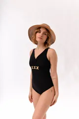 Malla enteriza negra con escote en V, breteles anchos y detalle de hebilla dorada con diseño de tres equis en el centro del busto.