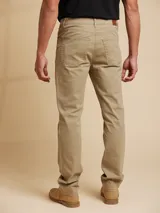 Pantalón de jean de corte recto, color celeste, con bolsillos delanteros y traseros.