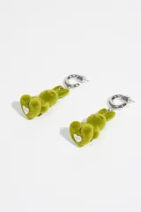 Pendientes de aro plateados con dije colgante en forma de conejo de textura flocada color verde. Cuentan con cierre de presión.