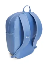 Mochila Under Armour modelo Hustle Lite de color celeste, con el logotipo y la inscripción de la marca en color blanco en la parte frontal. Cuenta con tecnología UA Storm resistente al agua, funda interior para portátil y bolsillos laterales.