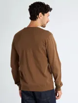Sweater de punto con cuello en V, manga larga y puños acanalados, de corte clásico.