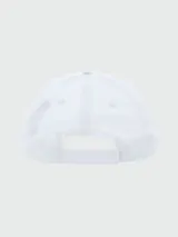 Gorra de béisbol blanca con logo bordado en el frente.