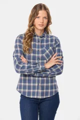 Camisa de viyela a cuadros en tonos pastel, con cuello clásico, cierre frontal de botones y bolsillo en el pecho.