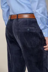Pantalón de pana de corte clásico, color tostado, con cierre de botón y cremallera, bolsillos laterales y traseros.