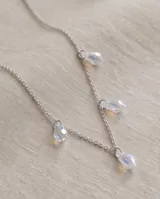 Collar de cadena de acero con tres dijes colgantes en forma de gota de cristal facetado tornasolado.