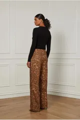 Pantalón de punto con estampado de leopardo, corte recto y cintura con cordón ajustable.